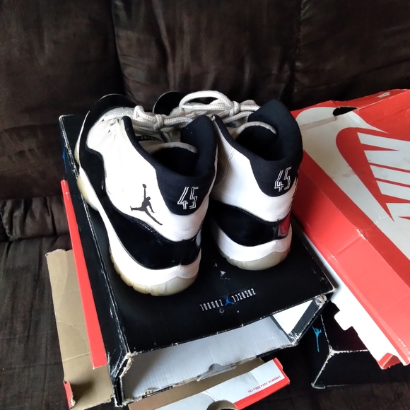 Jordan 11 Concord - Picture 2 of 3